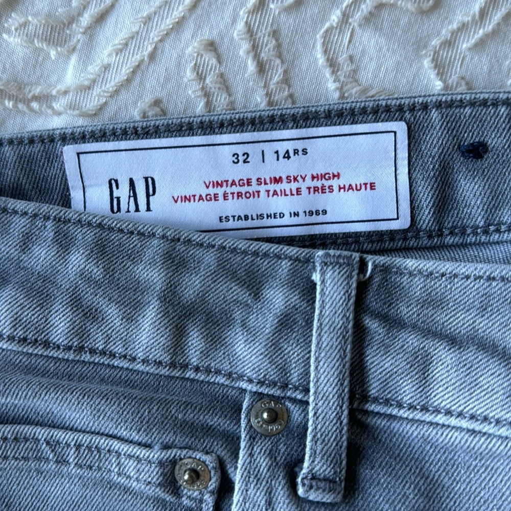 grey GAP JEANS- very cute on- slim cut high rise